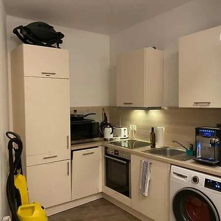 Shared In Former Hotel, Near Train Station, Fully Equipped Kitchen With Washer-dryer Homestay